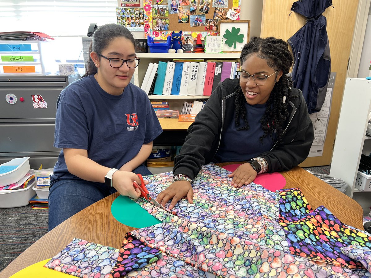 UAcharterschool's tweet photo. Our K-12 Community Service Day was amazing! Four nonprofits were served by our students. Volunteering makes you feel great! #weareUA #UAserves @UAathletics @JZUAHS @CoachJarredHill @CheyanneNash1 @NCCharterOffice @NC_Coalition https://t.co/QfmSAeTwpf