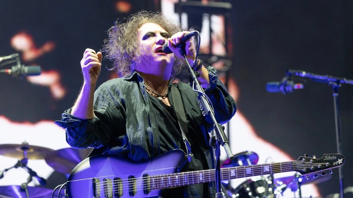 consequence's tweet photo. "IT IS A GREEDY SCAM — AND ALL ARTISTS HAVE THE CHOICE NOT TO PARTICIPATE… IF NO ARTISTS PARTICIPATED, IT WOULD CEASE TO EXIST."

The Cure’s Robert Smith addresses problems with Ticketmaster’s "far from perfect" system: https://t.co/D4WPwo9vlP https://t.co/h0PKrKUDIl