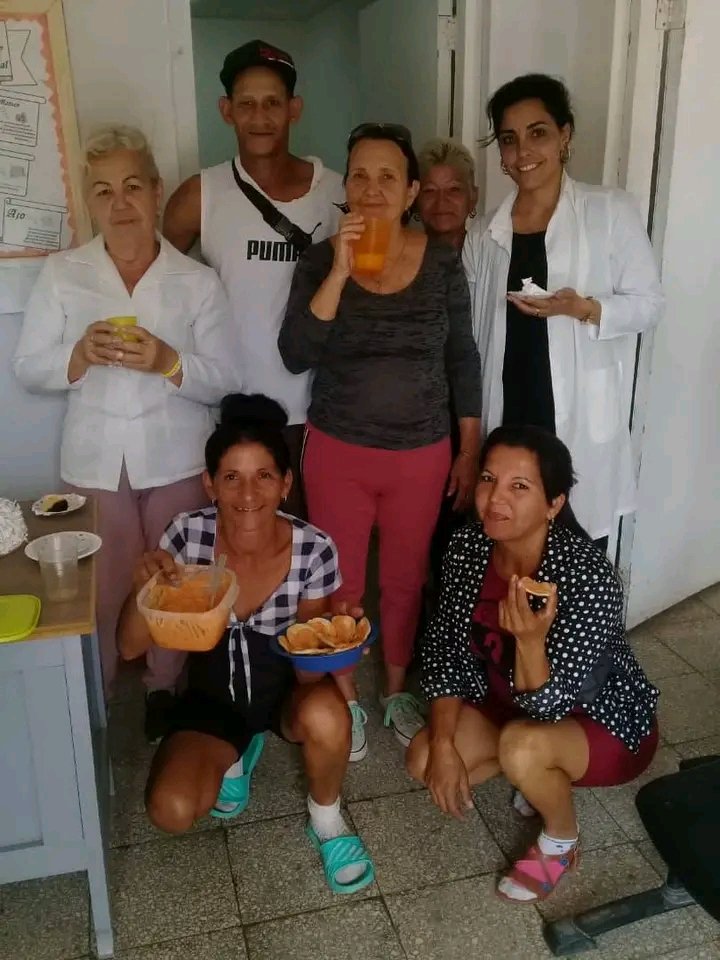 Orlando060177's tweet photo. Pobladores de Occitania le celebran el cumpleaños a su doctora. Cuando un EBS es líder en su comunidad los pacientes están a su lado siempre #LosArabos #MatanzasPorLaSalud https://t.co/qDpvZncuZf