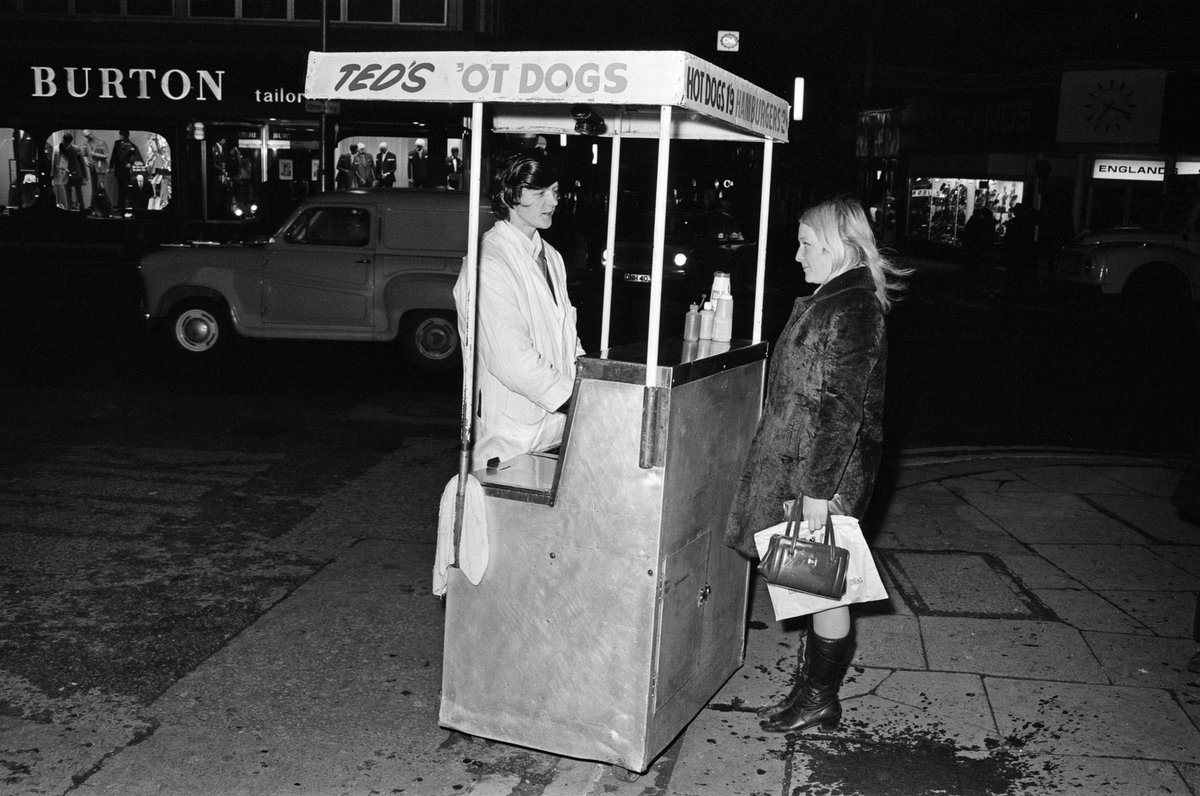 YesterdaysBrit1's tweet photo. Birmingham. 1970.

Hot dog 🌭 city.

#70s #Food #Britain #flashback https://t.co/HKjQpSIkBu