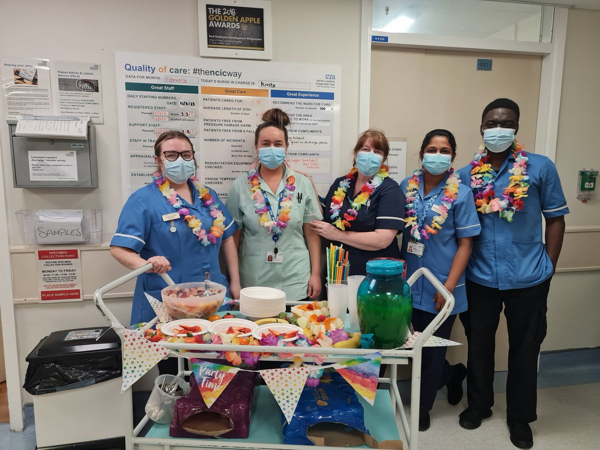 DebEvs72's tweet photo. Ward 4 loving @NHWeek with fruit kebabs, strawberries and cream and mango and passion fruit juice bar @NCICNHS @DementiaUK @christinemusgr6 https://t.co/BKh9uaUuIN