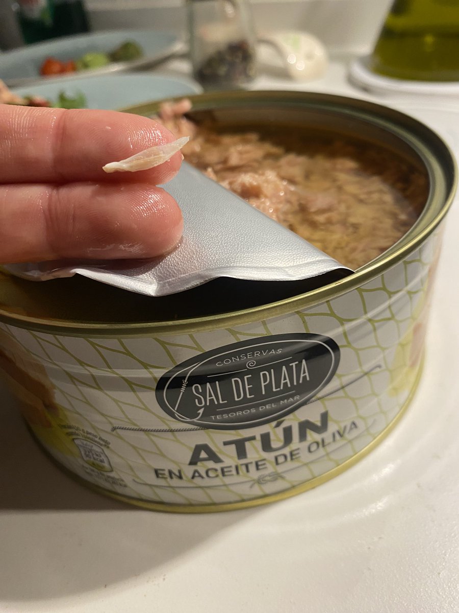 B2santosC's tweet photo. La verdad que menos mal q lo he encontrado, porque ese pedazo de trozo de plástico dentro de mi lata de atún de @Aldi_es para cortarme la garganta al consumirlo… mala calidad. #inaceptable #plastico #aldi #peligro https://t.co/MdQnuDchJN