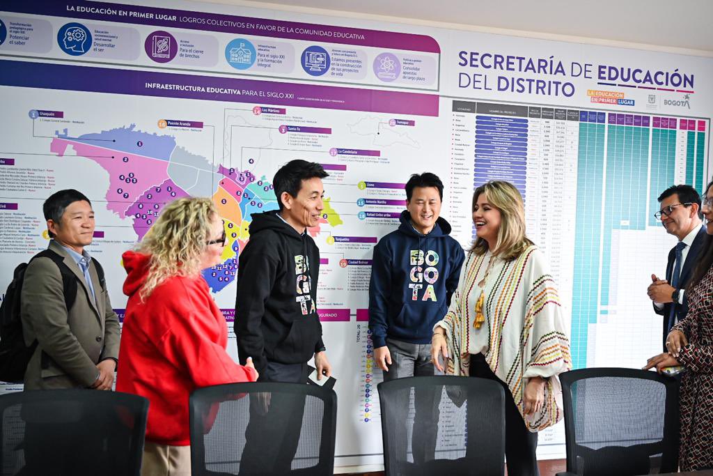 Educacionbogota's tweet photo. ¡#Avanza la educación en Bogotá!🚀🚀
✍️Hoy firmamos un memorando entre @Educacionbogota y la empresa #Visang para el desarrollo de una prueba piloto en 2 instituciones oficiales implementando la plataforma de aprendizaje de inglés #EnglishEye 4.0. 🗣️ https://t.co/NjZzWTIOs1