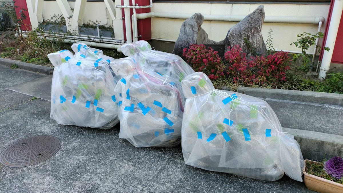 sakai_tech's tweet photo. これは何だ！！
生徒会が頑張って修理した車いす！！５台を出荷！
病院等からいただいた車いすを、生徒たちが学校で学んだ知識も入れながら修理した愛情たっぷり！！
『空飛ぶ！車いす』として世界で困ってる人に届けるよ！
#堺工科
#空飛ぶ車いす
#生徒会 https://t.co/Z2eMc19TfQ