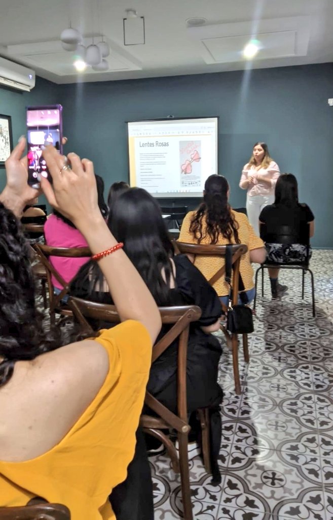 circularias_'s tweet photo. Fotitos de la charla con #MorritasFilms en la primera emisión de nuestro cineclub feminista 💜

Encantadas de conocer su trabajo, proyectos y propuesta artística ✨

También de hacer clic con mujeres de todas las edades por medio de las reflexiones que desencadenó Lentes rosas 🔥 https://t.co/3FJEr5hHBG