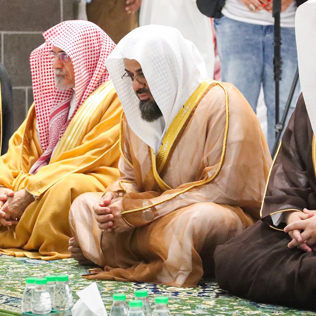 muslimmakkah's tweet photo. صدح صوته الشجي في أرجاء الحرم منذ أكثر من 30 عاماً، ومنذ ذلك اليوم احتلّ مكانًا لا يليق إلا به، فأصبح ركنًا أساسيًّا من أركان الحرم، صوت لا يخلو من شجون الذكريات لأجيال عاصرت ذلك الصوت؛ …

#سعود_الشريم 
#رمضان https://t.co/pM9Y7o2skh
