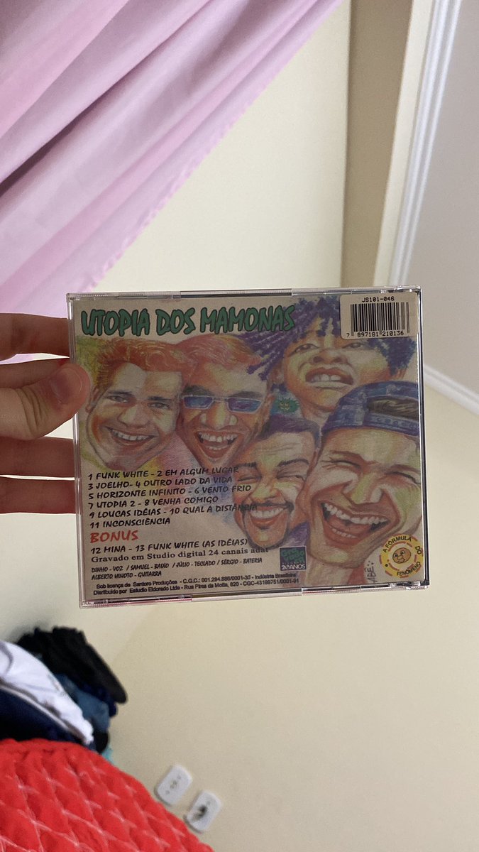bigkillertits's tweet photo. gente pq tem uns CD q a capa de trás é assim? fui tapeada? 😭😭😭😭😭☝️ https://t.co/aHGXbix20h