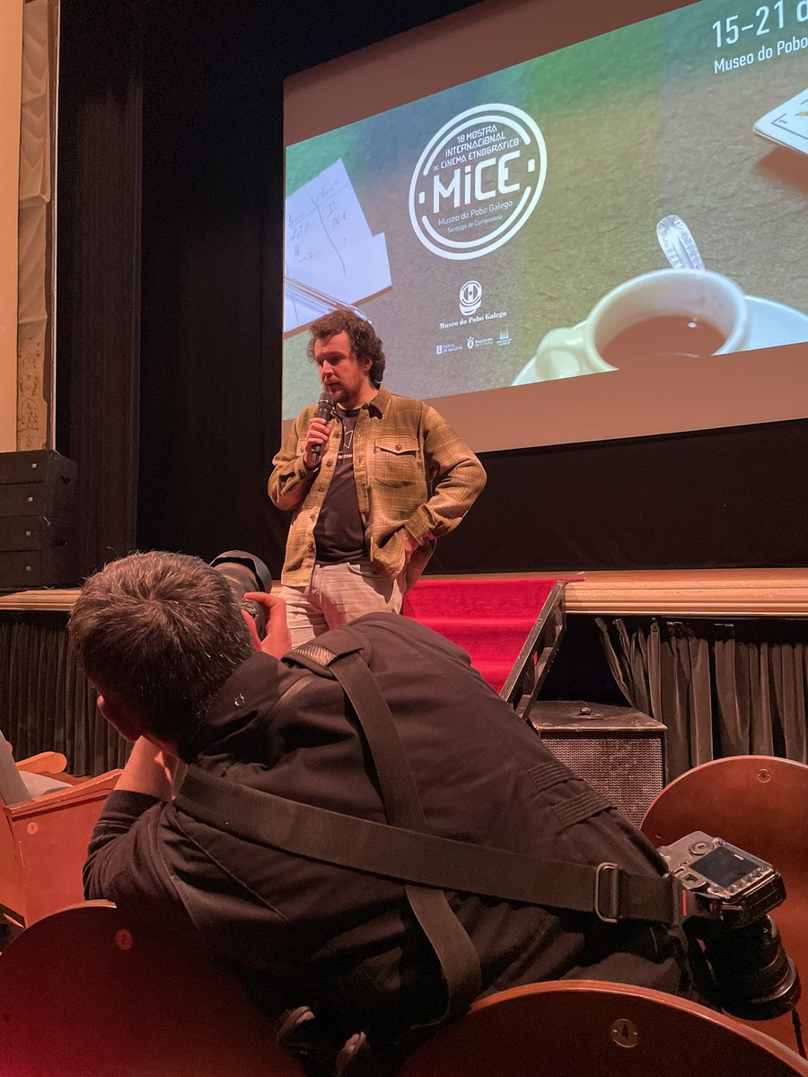 MICEmpg's tweet photo. Julio Vilariño, de Cineclube Compostela, presenta a primeira das sesións de #Trazas coa película As Cidades e as Trocas, un filme portugués dirixido por Luísa Homem e Pedro Pinho.
#18MICEmpg https://t.co/Pc5XU014Rp