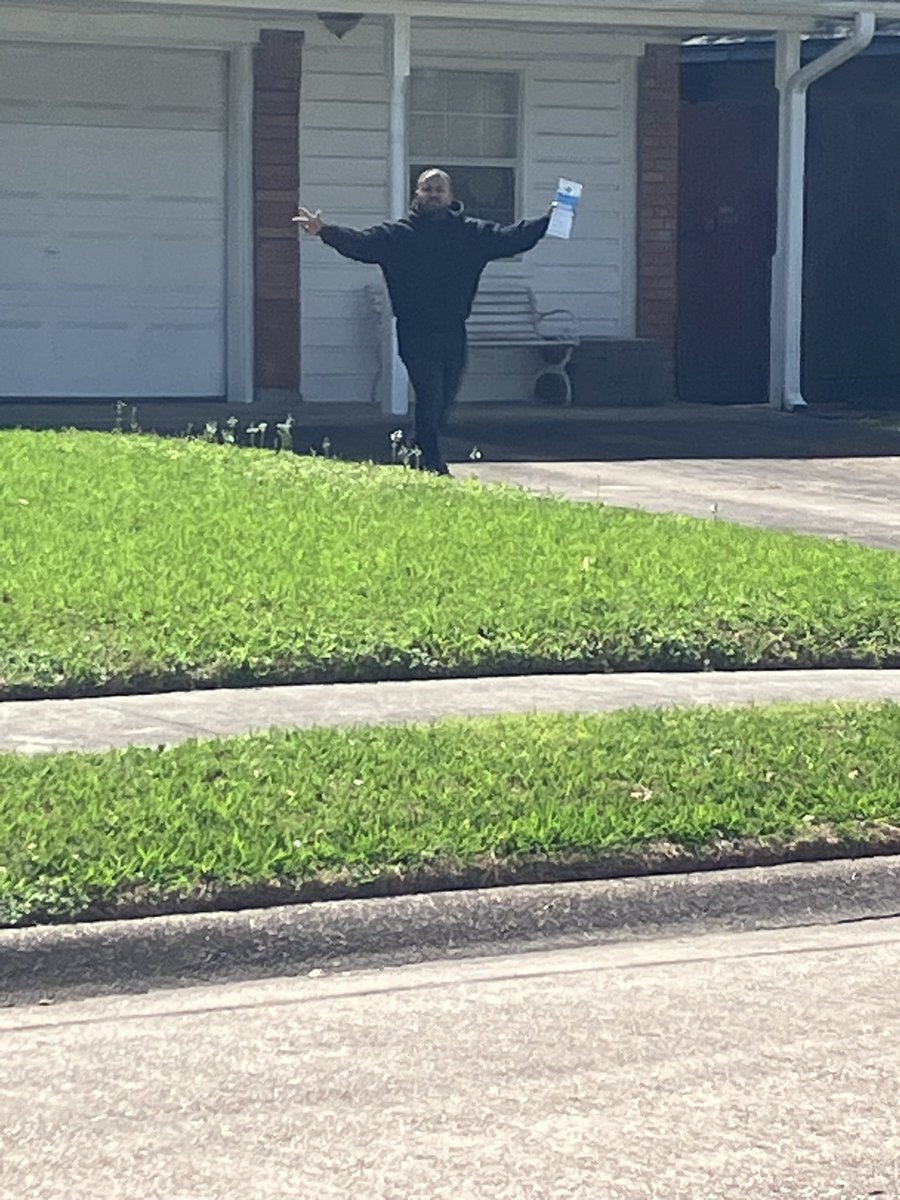 MobilyDH_ATT's tweet photo. AT&amp;T Deer Park driving customers in today and showing our new hire how we do it here. 
#askusaboutfiber #attfiber #att5g #dtvstream https://t.co/S1mNvWXpZO
