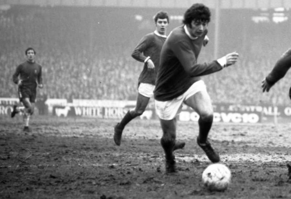 15/3/1969. 2-3 against Chelsea at Stamford Bridge. @TheWillieMorgan in action. Brian Kidd in the background #mufc