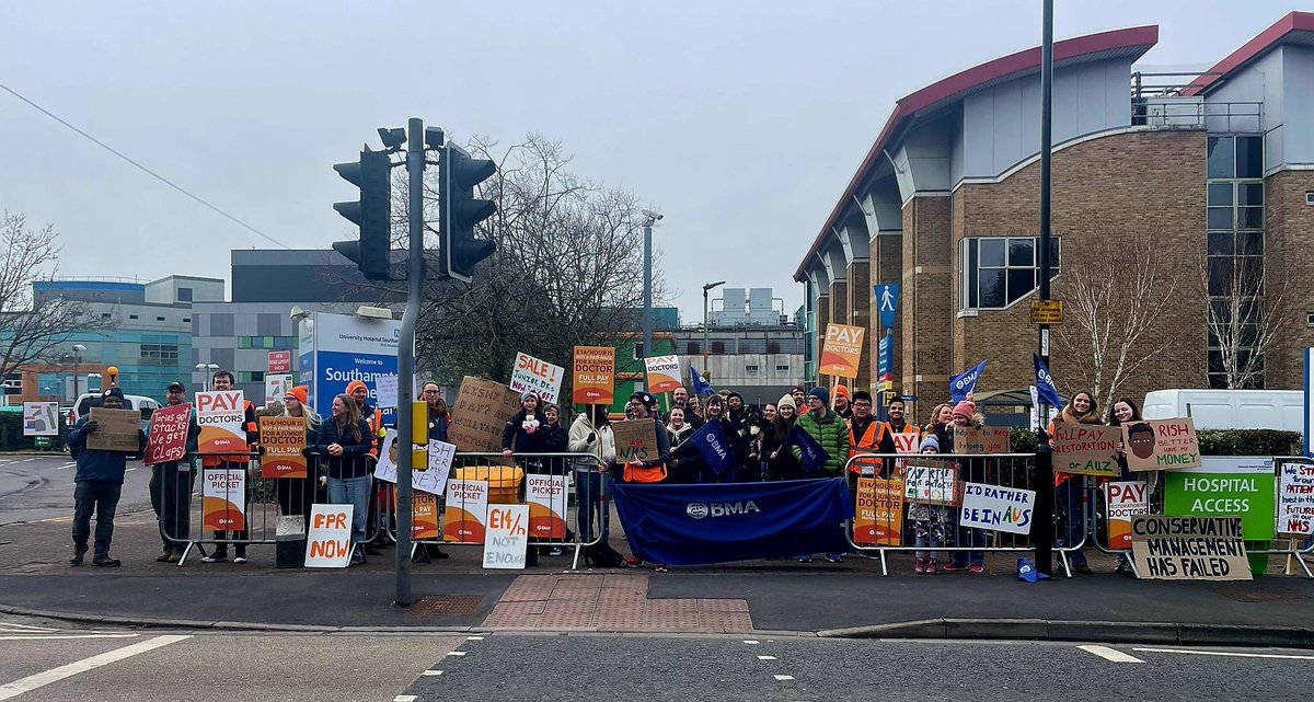 Sylvieadele's tweet photo. Southampton General today. Lots of support from the public 
#JuniorDoctorsStrikes https://t.co/95jvZBhXp0