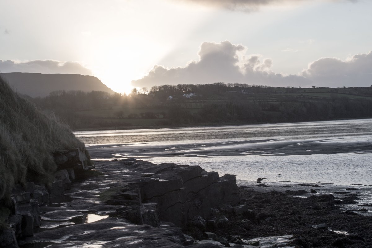 PicturesEden's tweet photo. Follow the light (to somewhere near Strandhill I'd guess)

#Sligo https://t.co/ac9QKtOn4W