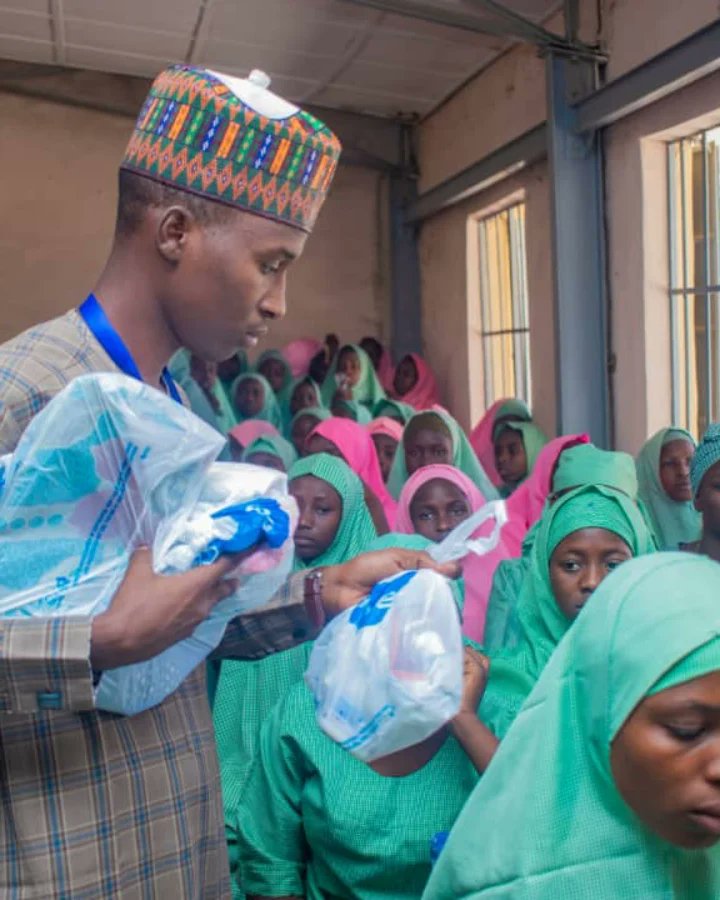 NUBOSSOFFICIAL's tweet photo. I, together with the members of National Union Of Borno State Students was at Yerwa Government Girls Secondary school yesterday 14th March 2023. For the Second phase of the "Support The Girls Dream" program. https://t.co/FEtgUqIDGs