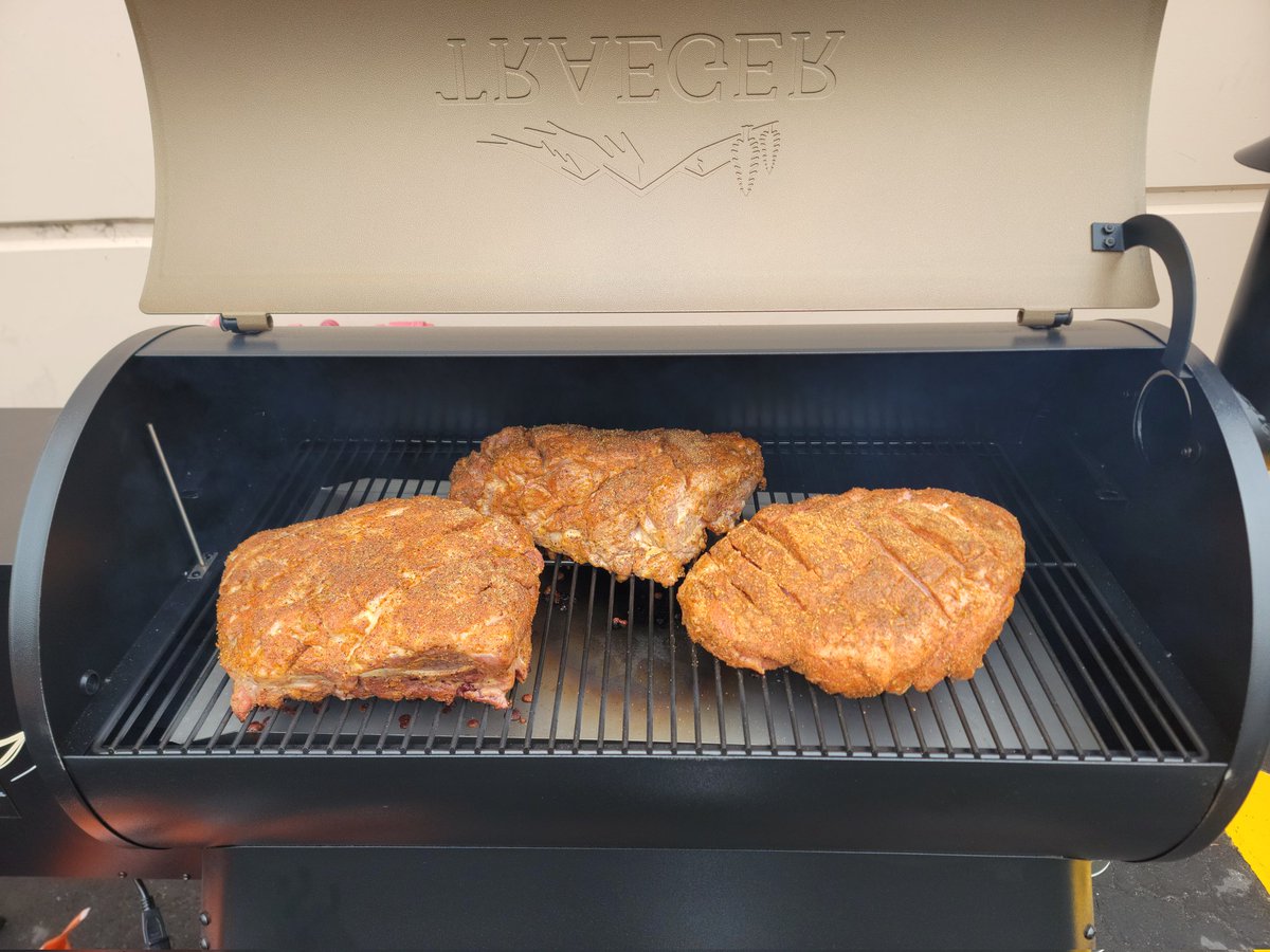 CNTHDPC's tweet photo. Sucess sharing celebration begins tonight! And  to thank our amazing freight team for all they're hardwork smoking some boston pork shoulder to make some pulled pork sandwiches on Hawaiian bread!
Team Downey 6627! https://t.co/mqpT54Izlg