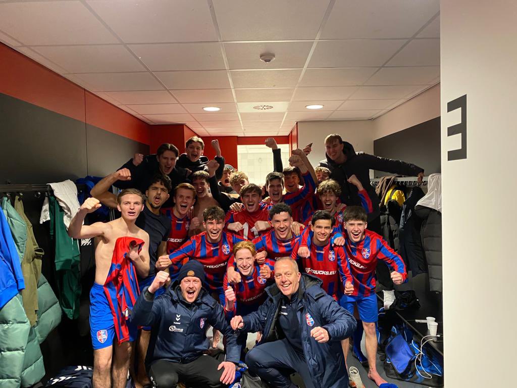 vvKethelSpaland's tweet photo. Kethel Spaland JO18-1 wint met 2-4 van SC Feyenoord JO18-1 in de kwartfinale van de Abel Cup. Hiermee bereiken ze de halve finale. Ze treffen hier de winnaar van de wedstrijd ONA JO18-1 - Excelsior M JO18-1. Gefeliciteerd mannen! 🔵🔴

#wiedejeugdheeftheeftdetoekomst https://t.co/QkFZJPnN16