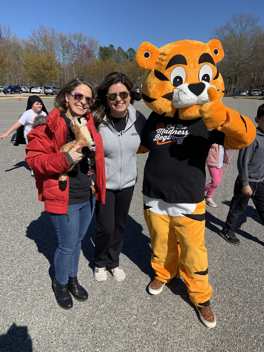HRoberts_1's tweet photo. 2nd annual TES March Madness Halftime Pep Rally! @BWelch_BamaFan @BreeAMcCarthy https://t.co/wNR3jSWOrs