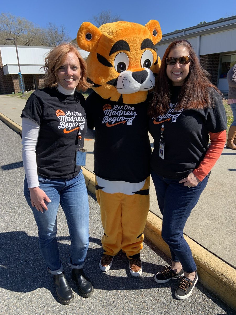 HRoberts_1's tweet photo. 2nd annual TES March Madness Halftime Pep Rally! @BWelch_BamaFan @BreeAMcCarthy https://t.co/wNR3jSWOrs
