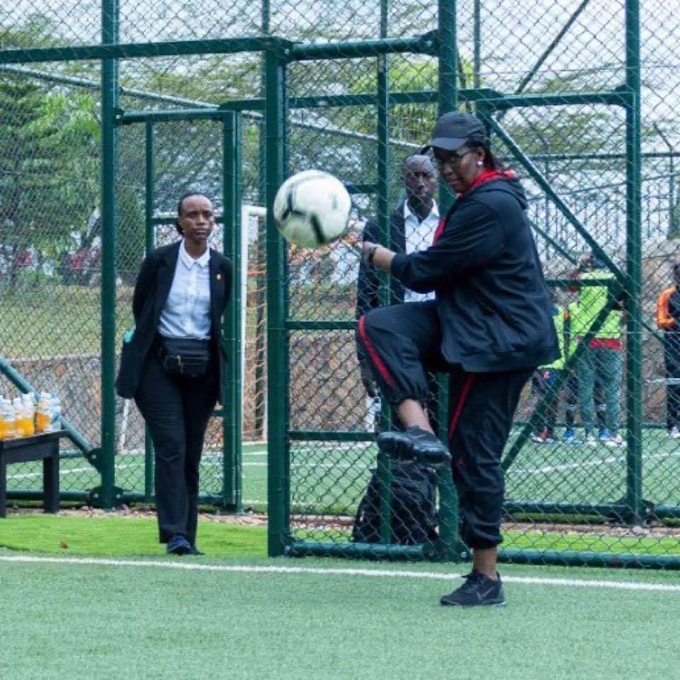 Abachou, muraho ariko! None se ko amakuru nk'aya muba mutayansangije alors que on est ensemble!!! Umwanzi utwanga rwose.... Dutahe cyane rero duhurire ku urukumbuzi.com.  Murakagira Imana y'i Rwanda ikindi ni problèmes gérables!!