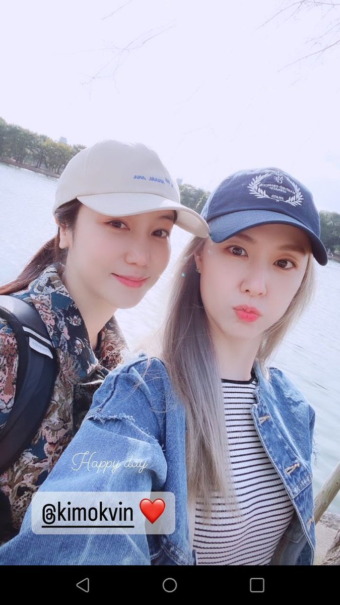 BluKimchiKdrama's tweet photo. #SeoJiHye and #KimOkVin hanging out and she dyed her hair silvery-gray. It looks so good on her 😍 https://t.co/m5SknLDSzB