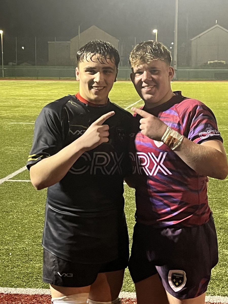 Gelynion ar y cae heno ond ffrindiau eto ar y chwiban olaf. Llongyfarchiadau i gapten Harri ar ennill y frwydr heno!

Foes on the pitch tonight but friends again after the final whistle. Congratulations to captain Harri on winning tonight’s battle!

#HarriaChester #doubleact