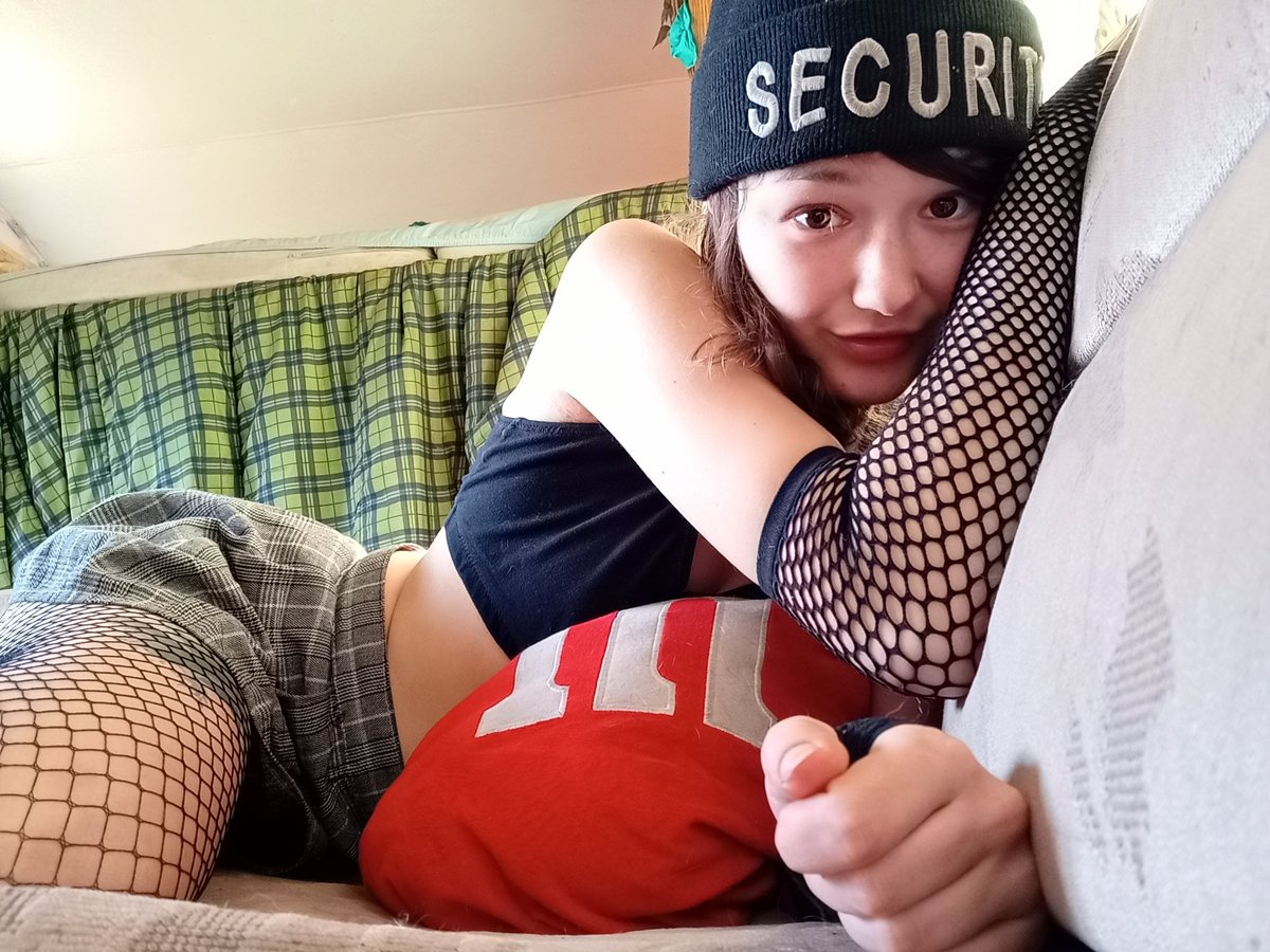 TheWeirdTwo69's tweet photo. When she's waiting for you to rail her https://t.co/TiOhBDfW8y