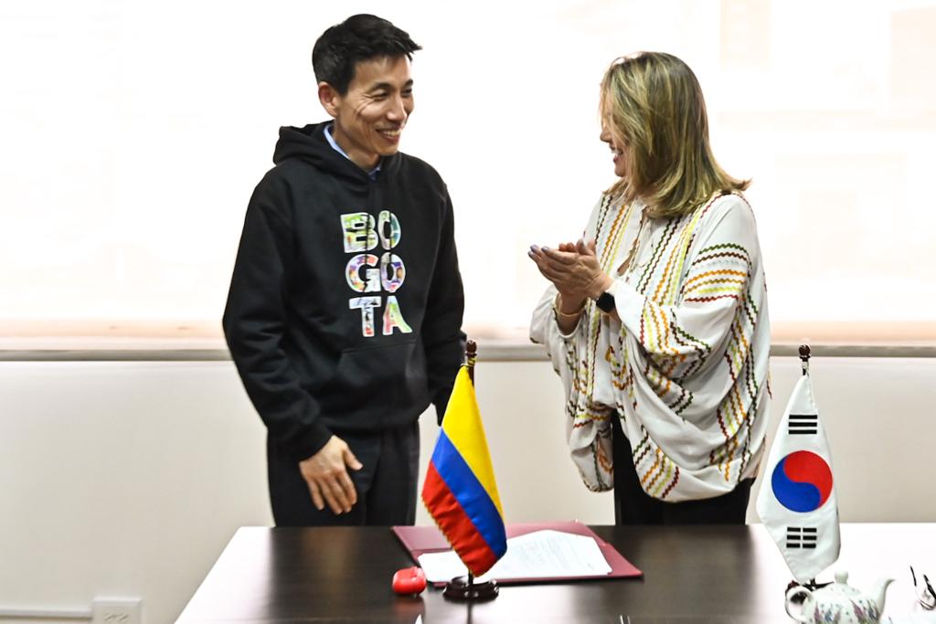 EdnaBonillaSeba's tweet photo. ¡Nuestro #PlanDistritalDeBilingüismo avanza a otro nivel!
Firmamos memorando de entendimiento con la empresa coreana #Visang, para una prueba piloto en la enseñanza del inglés, con una innovadora herramienta tecnológica. https://t.co/KT36eH3E2f
