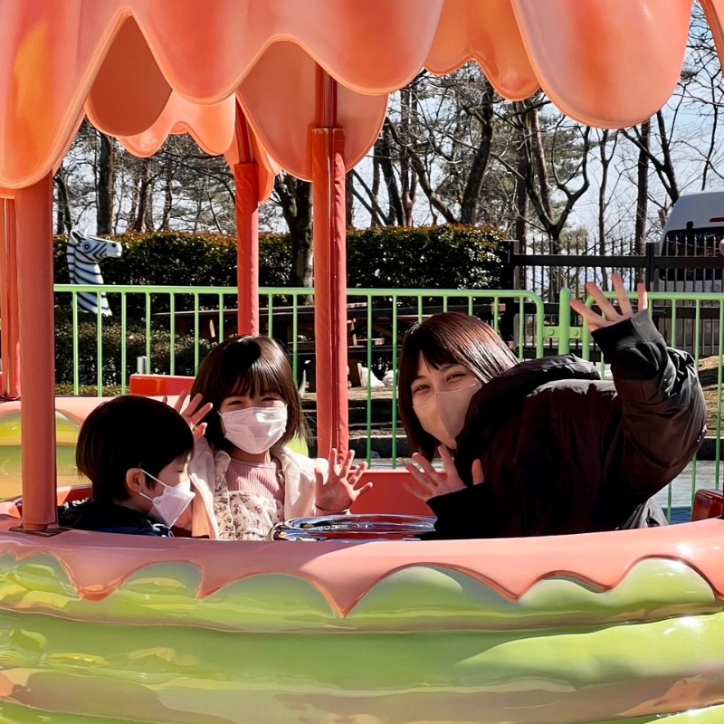 liaison_ex's tweet photo. #リエゾン日誌🎡

とっても楽しそうな
志保先生（#松本穂香）と
最終回に登場した
優実（#加藤柚凪）＆陽太郎（#加藤矢紘）姉弟🌸

優実たちが遊園地に行った本当の理由とは。

現在【無料配信中】配信中の
 #リエゾン 最終回でご確認いただけます📲
　↓       ↓       ↓