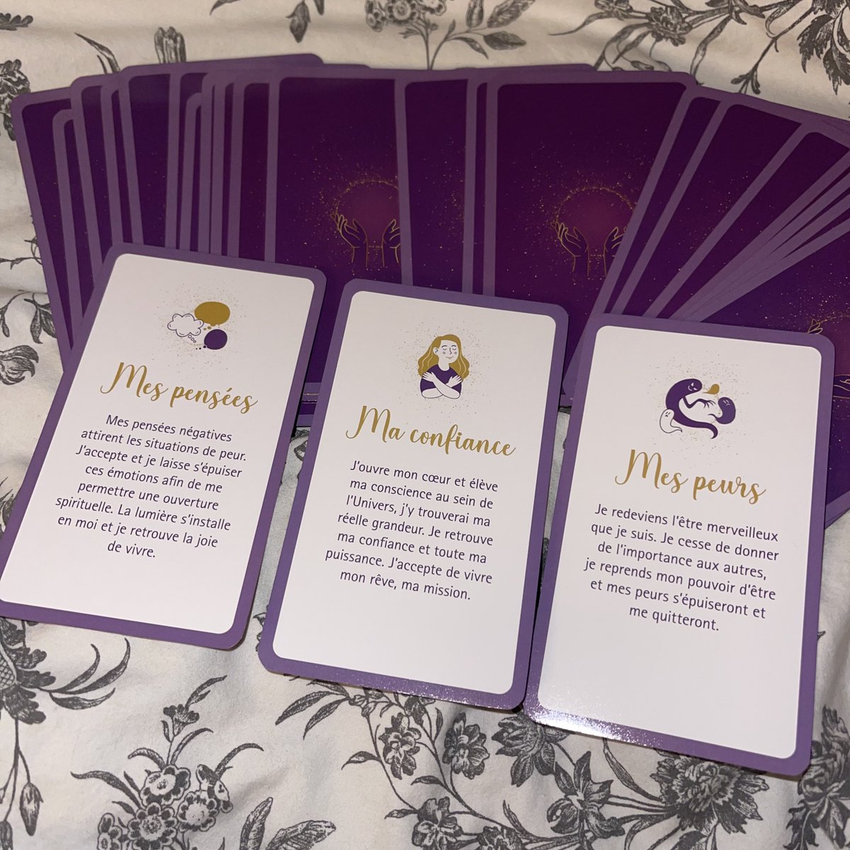 stilhsash's tweet photo. ✨ tirage gratuit ✨

je vous tire une carte de l’oracle « Messages de Lumières » que je vend sur ma boutique ! 

conditions :
- rt 
- me suivre 
- commenter votre prénom 

maximum 20 personnes, merci de ne pas commenter au delà ! https://t.co/TzXQQhv3qY