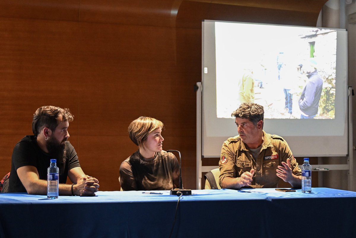 saco_oviedo's tweet photo. Muy fans de Álex Galán, Samu Fuentes y María Herrero. Una tarde divertida, instructiva y muy natural!!! Gracias a los tres y al #cislan y @Valnalon por su valiosa colaboración.
#saco9 @culturaoviedo
📷 @Ivan_Mar_Zenit https://t.co/sL4OZdgq5A