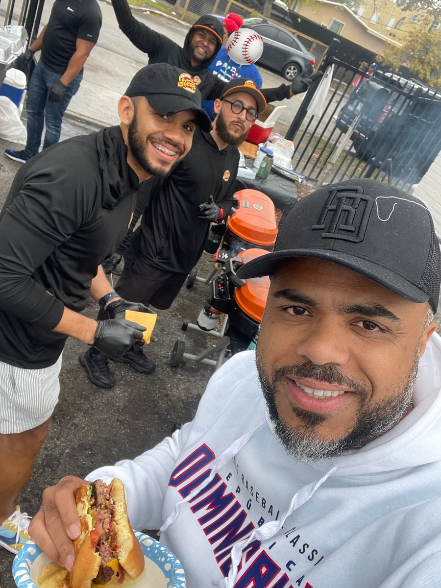 profedeportes's tweet photo. Tuve que venir a Miami a probar las famosas hamburguesas de mi gente de @Thehooksteak 🤤 #LaQueNoMiente #BeProfe dime @Maipi https://t.co/iBOfYq3MRD
