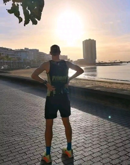 🤩 Our "easier" day on camp 🤩
.
🏃‍♀️Morning run 6-24km (a few getting ready for an upcoming marathon or Ironman Lanzarote) 🏃
.
🏊‍♀️ Sea swim, great fun in the waves. Sighting, drafting and a wee race 🏊🌊
.
🧘‍♀️Stretch, core and relaxation 🧘
.
Plenty of goo… instagr.am/reel/Cp0wJPgto…