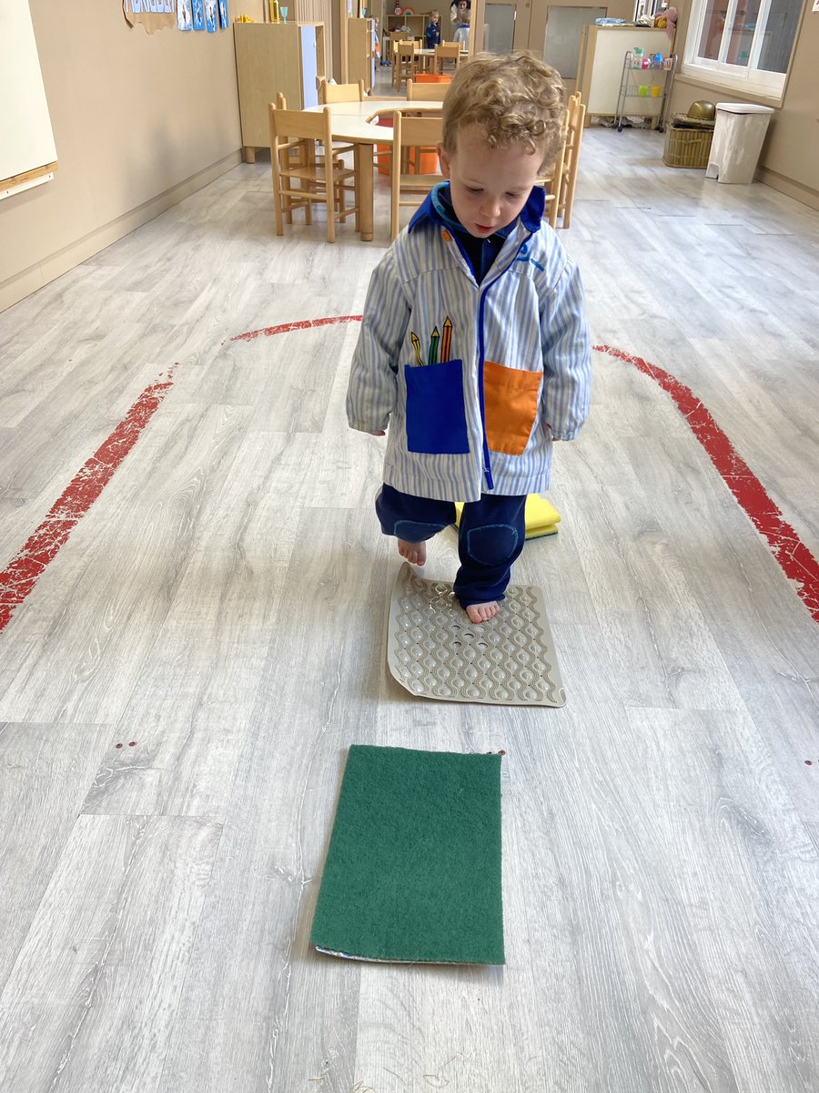EscolapiesLL's tweet image. El #camísensorial és un element essencial en els primers anys de vida perquè amb l'estimulació dels #sentits, en aquest cas el tàctil a través dels peus, els infants descobreixen i aprenen a partir de les sensacions i les percepcions.
#metodologiaMontessori
#llardinfants