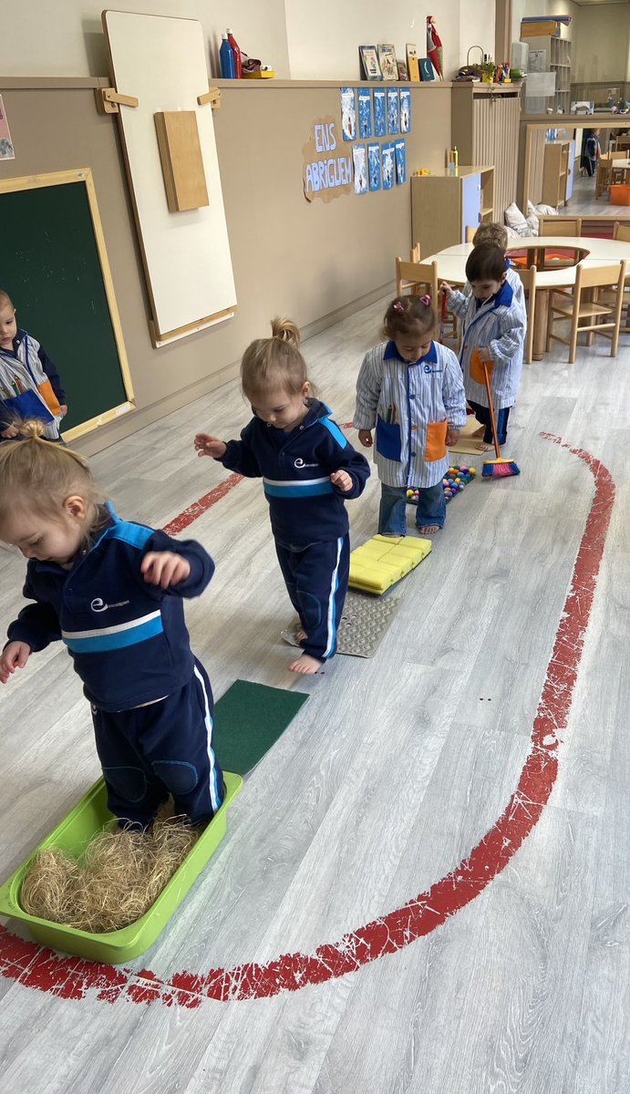 EscolapiesLL's tweet image. El #camísensorial és un element essencial en els primers anys de vida perquè amb l'estimulació dels #sentits, en aquest cas el tàctil a través dels peus, els infants descobreixen i aprenen a partir de les sensacions i les percepcions.
#metodologiaMontessori
#llardinfants
