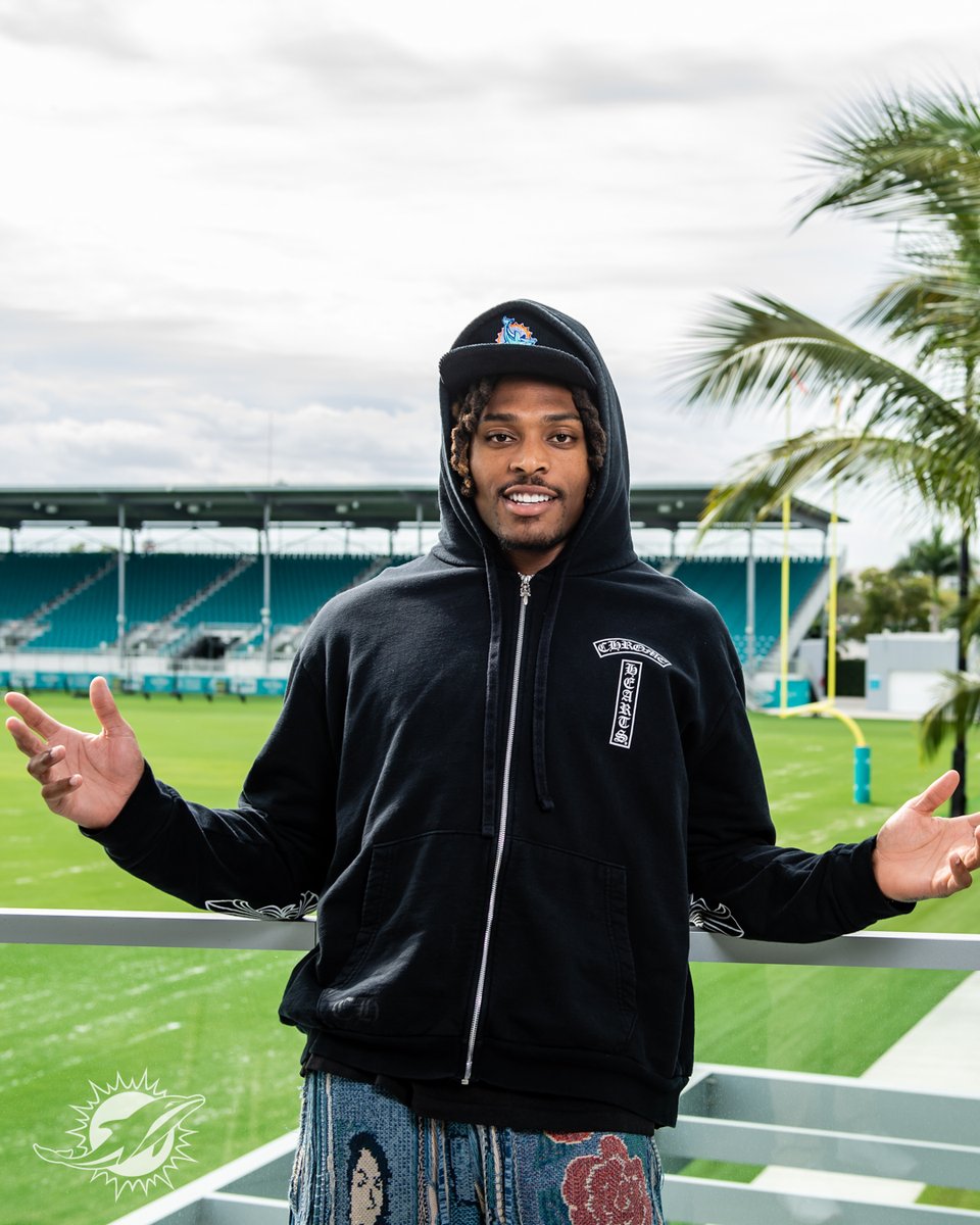 MiamiDolphins's tweet photo. Officially a Miami Dolphin. 🐬⬆️ https://t.co/iARZ6Ic7Dn