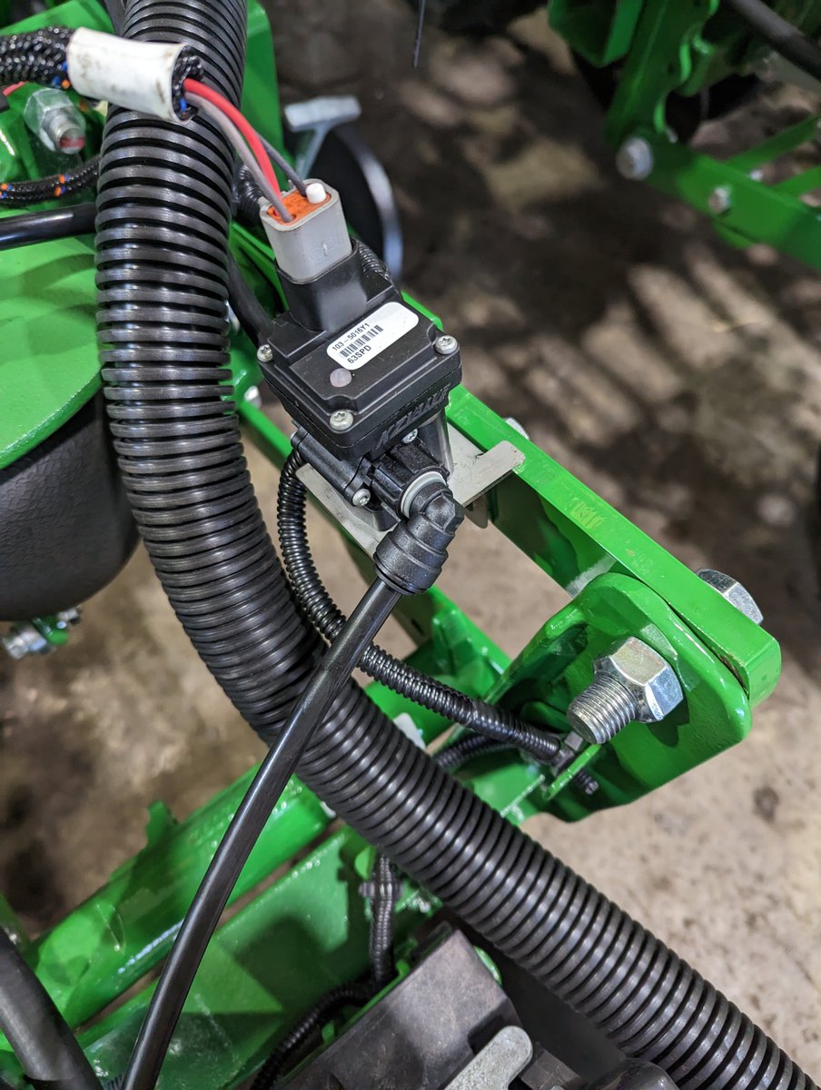 EdJHanson's tweet photo. Great day for the beginning of installation szn 12/23 #liquidshift #sentinelratecontroller @SurePointAg @CangrowCrop
Toggle switch to activate and deactivate split rows... Gidde up https://t.co/AOusf8vWvm