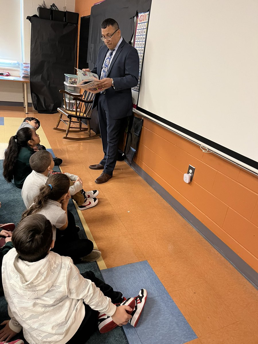 Thank you  <a href="/LongBranchPD/">Long Branch Police</a> for sending us Detective Otero to share a great book about never giving up for SEL Day last week <a href="/lbpsbilingual/">LBPS Bilingual</a> <a href="/ElementaryGlc/">GLC Elementary</a> <a href="/MrsCarrollLBPS/">Nicole Carroll</a> #juntospodemos