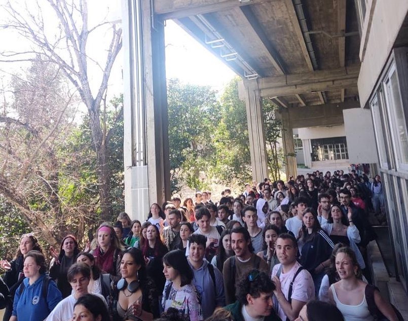 ✊🏼Avui ha quedat més clar que mai que l’organització és la resposta.

🔥Gràcies a l’organització d les estudiants ahir es va fer fora un agressor de les aules. Hem fet allò que ni rectorat ni deganat s’ha atrevit a fer, el que la institució, podrida i masclista, és incapaç de fer