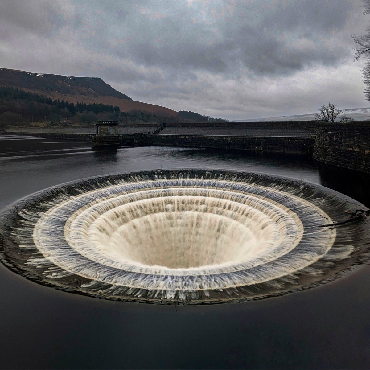 JohnWalksuk's tweet photo. Ladybower Reservoir plug looking incredible whilst we took in some #NaturalSplendour in the #GloriousPeakDistrict today!
#bushcraft #survival #camping #outdoor #nature #outdoors #hiking #knife #adventure #homeeducation #bushcrafting @peakdistrict https://t.co/piAO6ZSwtT