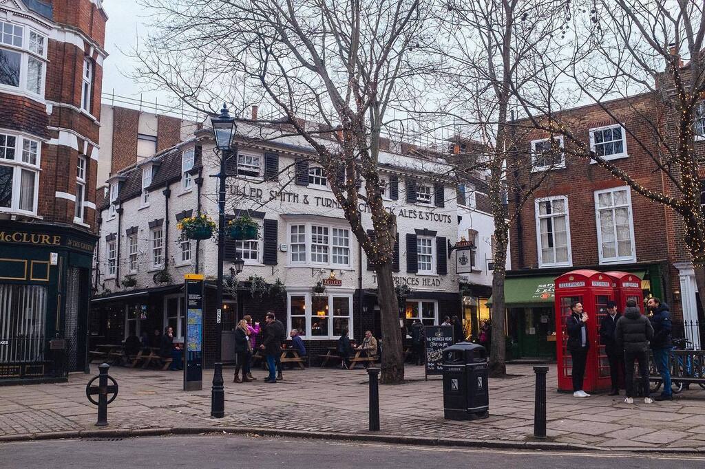 The Princes Head, Richmond, England.

Today is the release of Ted Lasso season 3. A show that gives you all the feels. Back in early February, Marie and I travel by London Transport some 45 minutes or so west of central London to Richmond to see the pub … instagr.am/p/Cp00PtIvfSU/