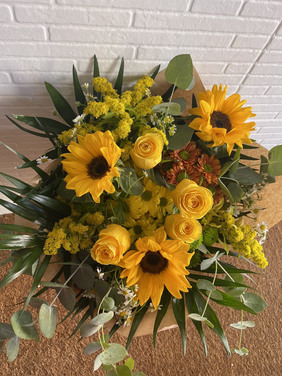 florquimia's tweet photo. RAMOS 🌻💛✨

📍C/ Derechos Humanos,14
📞919474721
📞641323118

⏰L-S DE 9:00 a 22:00
Domingos de 9:00 a 21:00

#ramos #tulipanes #madrid #girasoles #flores #plantas #M30 #margaritas #amarillo #regalos https://t.co/mKblLKNiR5