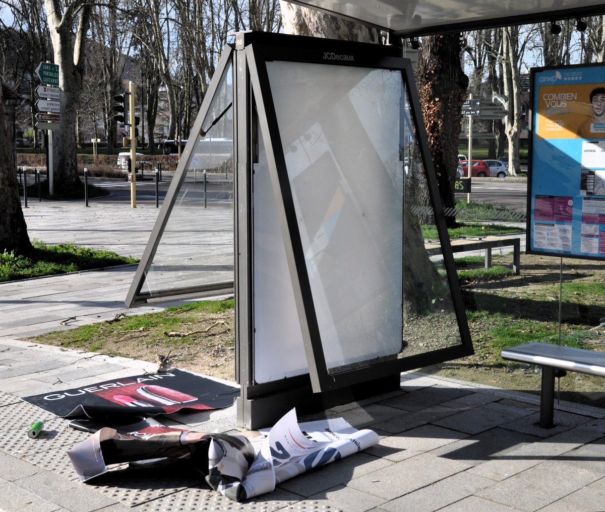 À #Besançon durant la manif' du 15 mars, un manifestant a été interpellé et placé en garde-à-vue. Motif ? Il aurait procédé au retrait de réclames JCDecaux, sans effraction ni casse. Riposte immédiate, désormais les appels à poursuivre les actions antipub' se multiplient.