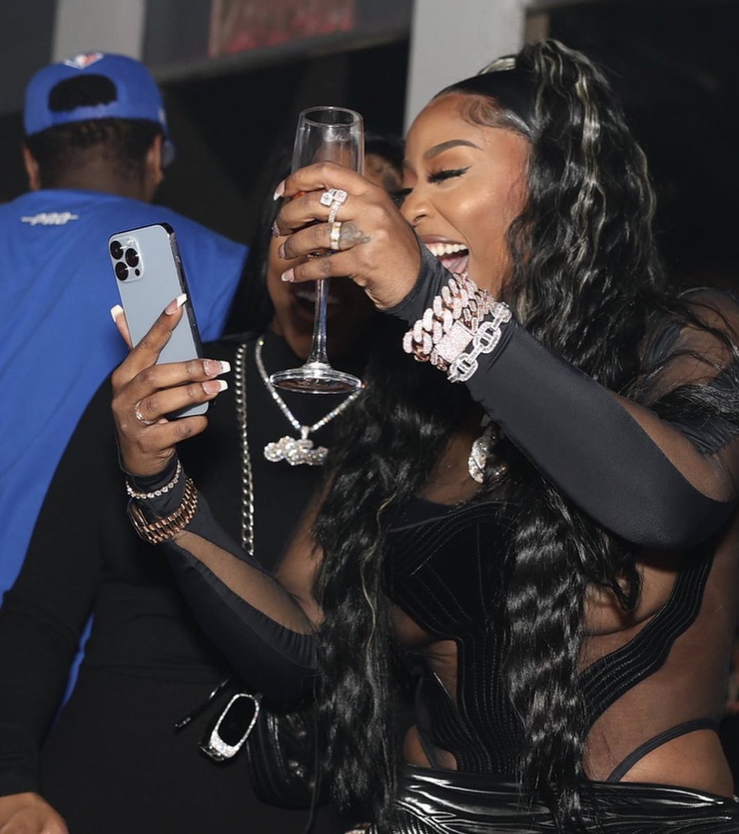 being_scott_'s tweet photo. Bitch in my dms askin do I know her nigga😂😂 I cried he ugly @kashdoll https://t.co/GApYikLbb3