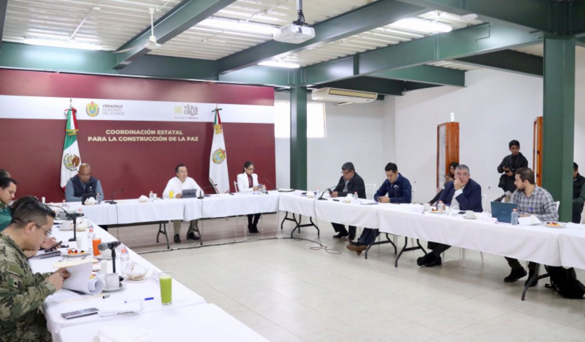 CuitlahuacGJ's tweet photo. Como todos los días seguimos atendiendo el tema de seguridad, esta mañana trabajamos en la Coordinación Estatal para la Construcción de la Paz junto a las fuerzas federales, estatales y fiscalías donde se revisaron los operativos de protección civil y ciudadana. https://t.co/xTQI5YbhhF