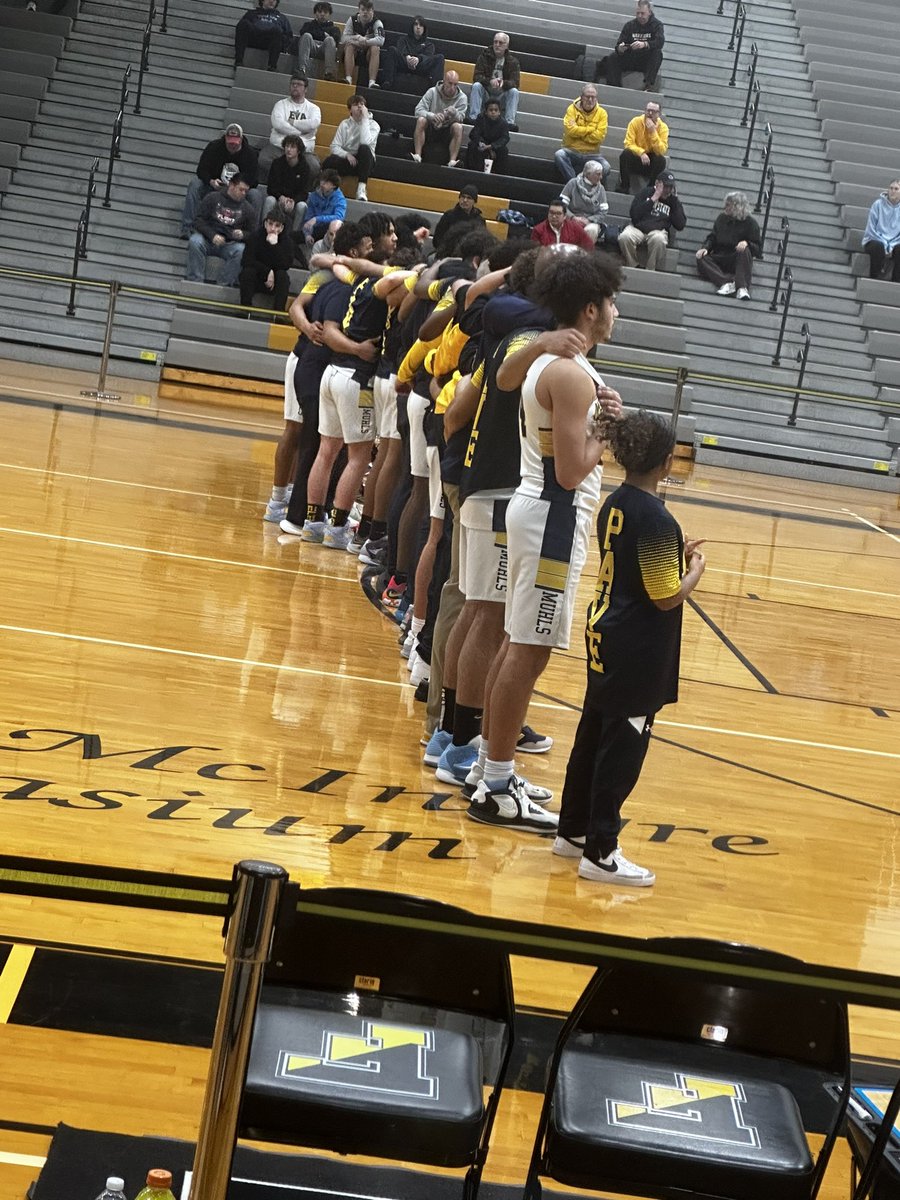 TaraFlowers22's tweet photo. PROUD of this 〽️🏀 team!Success is not always measured in wins.Perseverance, attitude, vibrance, elevation.They have done so & w/out this, they cannot move on to their next journey!We are not done yet #mbergculture #blessed #family #futureNBAplayer @CoachMFlowers @PAVEBasketball https://t.co/LoUrt5zIjQ