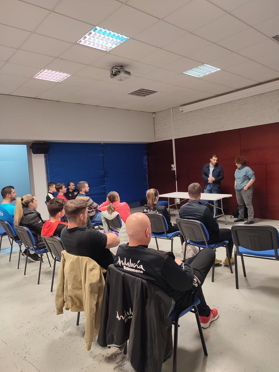AlmeriaBm's tweet photo. Hoy hemos tenido Reunión con pruebas físicas y hemos contado después con la presencia de la Delegada Romma y el presidente Sebastian 💚🤍💚 https://t.co/cyAfxl1wpN