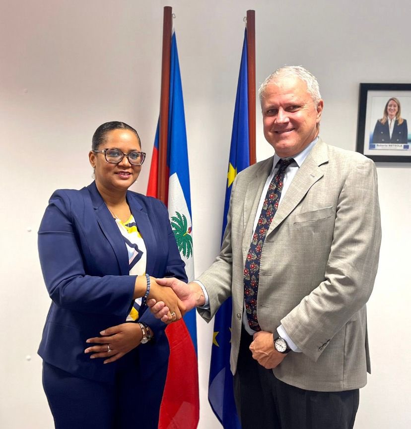 Ministre Cassandra François a eu ce Mercredi 15 Mars, une rencontre avec l’Ambassadeur extraordinaire et plénipotentiaire, M. Stefani Gatto, chef de la délégation de l’Union européenne en Haïti. Mme François a discuté d’un appui à la réforme du cadre légal du secteur touristique