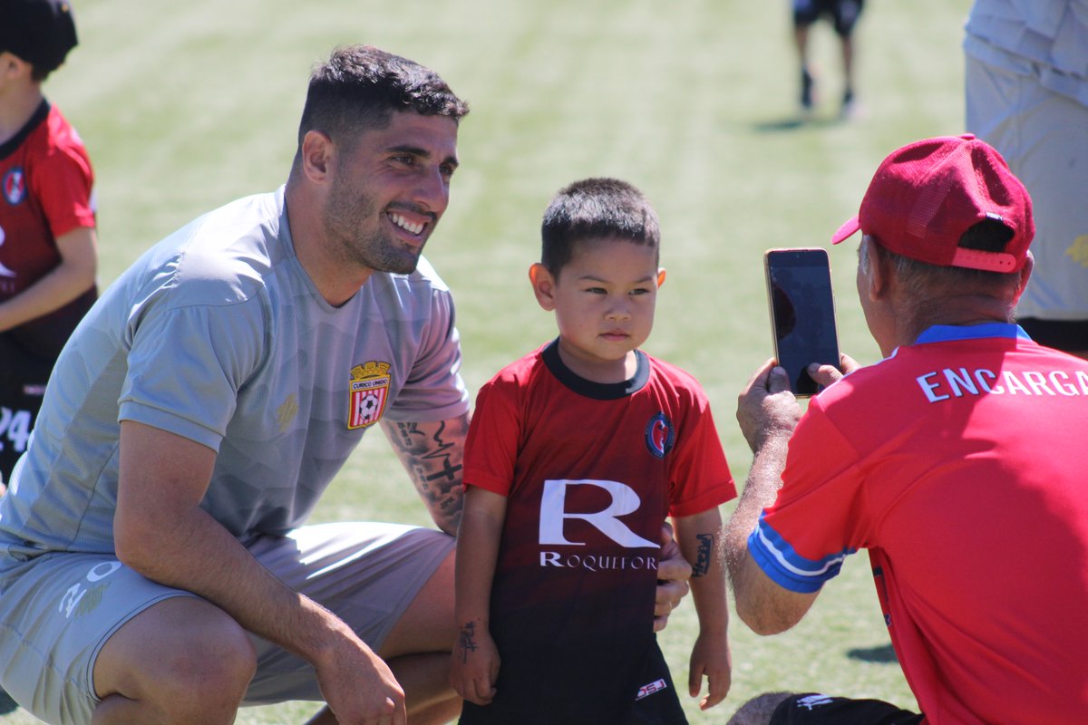 curicounidocdp's tweet photo. Hoy recibimos la visita de la Escuela de Fútbol Favorita de Lontué, quienes pudieron compartir con los jugadores, fotografiarse y pedir autógrafos 🤍❤️

¡Gracias por su visita! 🤩

#ElClubDeSuGente ⚪️🔴 https://t.co/X6lokgAUCV