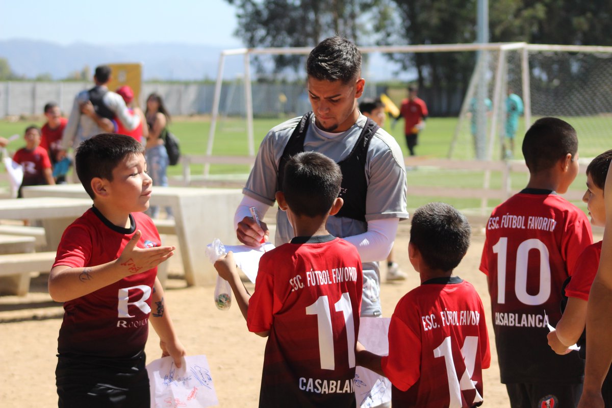curicounidocdp's tweet photo. Hoy recibimos la visita de la Escuela de Fútbol Favorita de Lontué, quienes pudieron compartir con los jugadores, fotografiarse y pedir autógrafos 🤍❤️

¡Gracias por su visita! 🤩

#ElClubDeSuGente ⚪️🔴 https://t.co/X6lokgAUCV