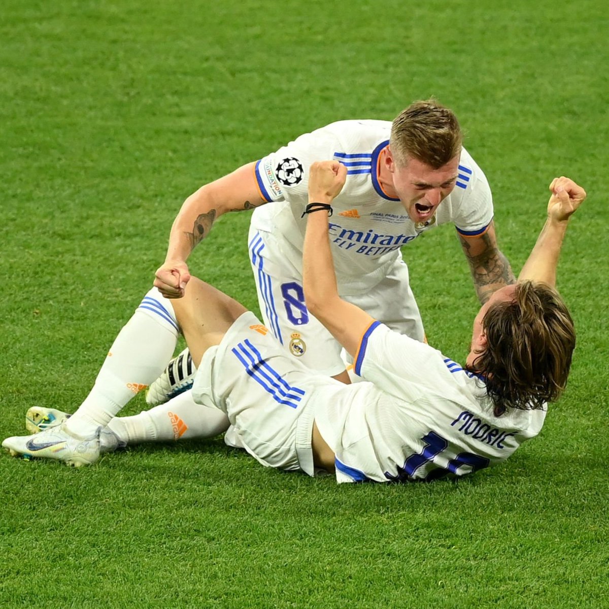 Somados, eles têm 70 anos. 37 do Modrić e 33 do Kroos.

Mesmo assim eles continuam botando jogos de Champions contra os melhores times do mundo no bolso.

Idade é só um número pra esses dois.