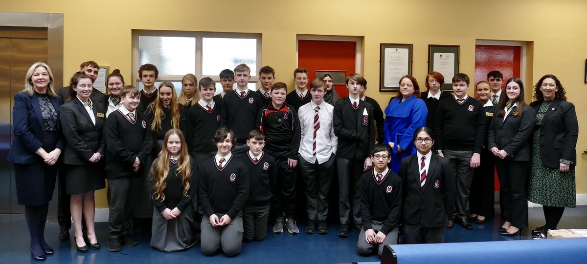 colaiste's tweet photo. Fantastic day @ShannonCollege for our German class,after the amazing treats students from the College then presented on their placement year in Germany with Our students then learning table setting napkin folding menu building meal ordering whilst revising their German grammar https://t.co/DvTQStJTvI